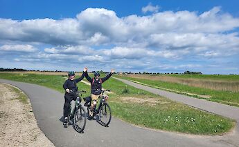 Cycling through the countryside near Zaanse Schans on an Amsterdam e-bike tour. CC:TO