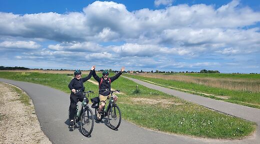 Cycling through the countryside near Zaanse Schans on an Amsterdam e-bike tour. CC:TO