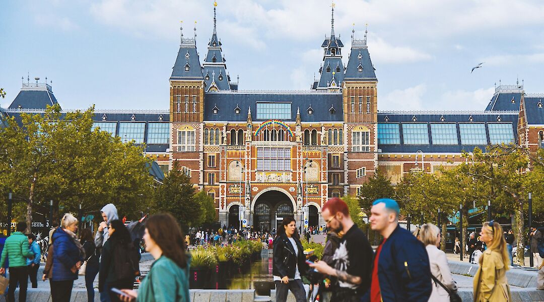 People walking in front of the Rijksmuseum, Amsterdam bike tour, Holland. Luna Wang@Unsplash