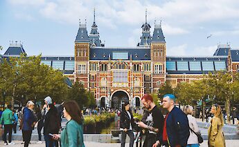 People walking in front of the Rijksmuseum, Amsterdam bike tour, Holland. Luna Wang@Unsplash