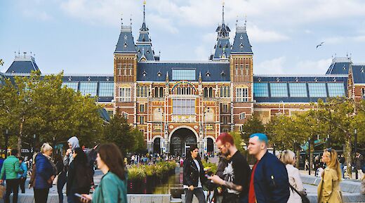 People walking in front of the Rijksmuseum, Amsterdam bike tour, Holland. Luna Wang@Unsplash