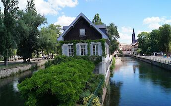 Canals in Petite France, Strasbourg bike tour, France. Lucile Noiriel@Unsplash