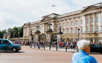 Black cab outside Buckingham Palace. Jean Carlo Emer@Unsplash