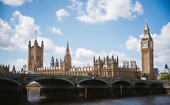 Blue skies above the Houses of Parliament. Jacob Diehl@Unsplash