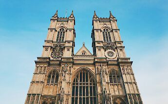 Blue skies above Westminster Abbey. Max Kukurudziak@Unsplash