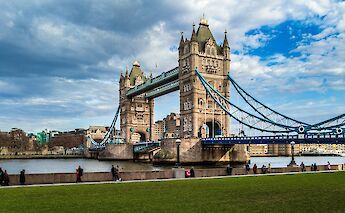 Blue skies over London Bridge. Bush O Graphy@Unsplash