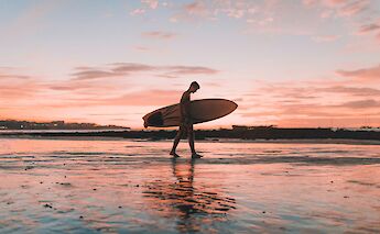 Sunset surfer on the shores of Tamarindo. Zachary Shea@unsplash