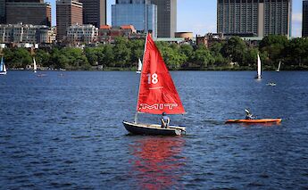 Dinghy along the Charles River Esplanade, Boston, Massachusetts, USA. Bernd Dittrich@Unsplash