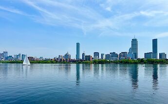 Sailboat in Boston Harbor, Massachusetts, USA. Amanda Labriola@Unsplash