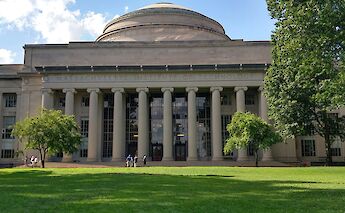 Green lawns of MIT, Boston, Massachusetts, USA. Ana Garnica@Unsplash