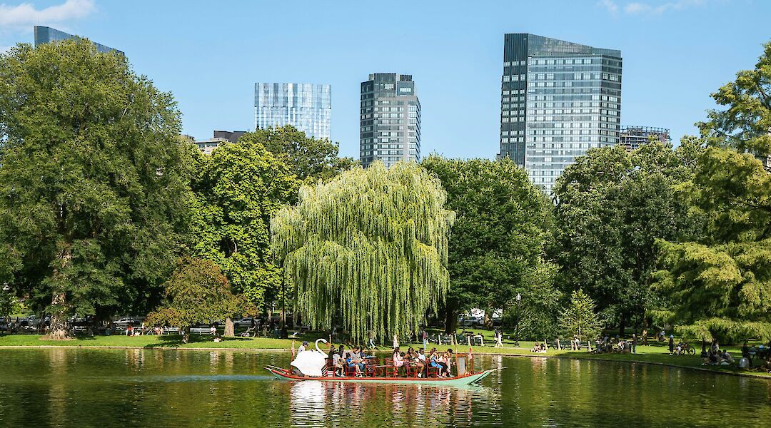 Boat in the Boston Public Gardens, Massachusetts, USA. Taylor Keeran@Unsplash