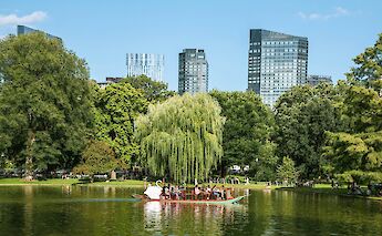 Boat in the Boston Public Gardens, Massachusetts, USA. Taylor Keeran@Unsplash