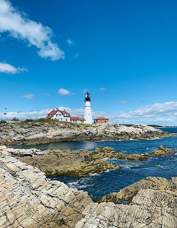 Rocky ledges around Portland Head Light, Maine, USA. Themis@Unsplash