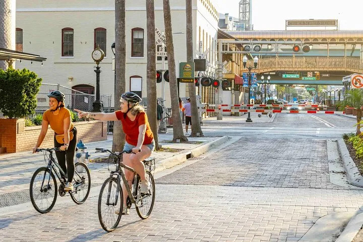 Bike tour through the streets of Orlando, Florida, USA. CC:TO