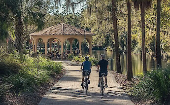 Bike tour through parks and lakes, Orlando, Florida, USA. CC:TO