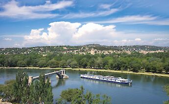 The MS Provence sailing past the Pont Saint-Bénézet (Pont d'Avignon). toBBT