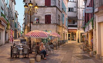Outdoor café in Arles. JorgeFranganillo@flickr
