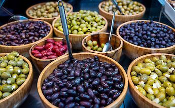 Olives at a Provençal market. NadineGinzel@pexels