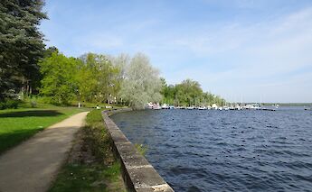 The shores of Großer Wannsee near the House of the Wannsee Conference. cc:Palickap