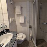 Ensuite bathroom, Veloria, Bike and Boat Tour