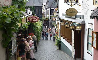 Historic streets of Rüdesheim. toBBT