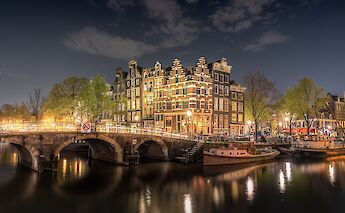 Amsterdam’s illuminated canals at night. ansgarscheffold@pixabay