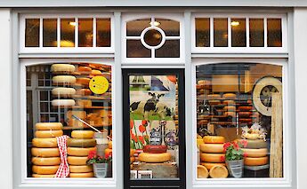 A colorful Dutch cheese shop. Djedji@pixabay