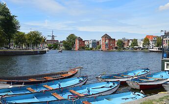 Boats along Haarlem’s picturesque waterways. @pixabay
