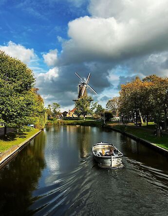 A windmill overlooking Leiden’s waterways. Nawras@pexels