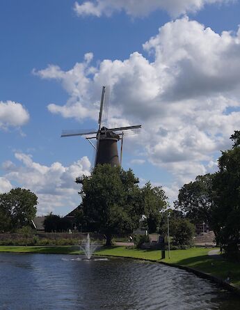 A traditional windmill along Leiden’s waterways. hanxsony@pixabay