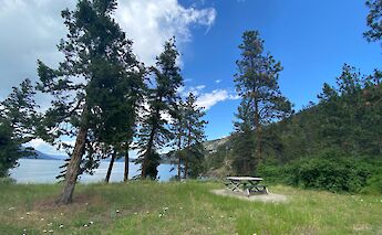 Picnic bench at Okanagan Lake. CC:TO